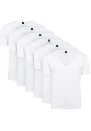 Zes eenvoudige witte T-shirts met korte mouwen en V-hals, gerangschikt in een verspringende rij met zichtbare merketiketten op de kragen.