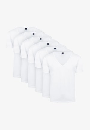 Zes eenvoudige witte T-shirts met korte mouwen en V-hals, gerangschikt in een verspringende rij met zichtbare merketiketten op de kragen.