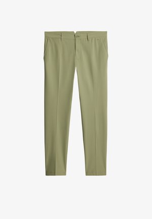 Pantalons vert olive clair en tissu lisse et texturé. Dotés d'une fermeture à bouton, de passants de ceinture et de poches latérales. Coupe ajustée.