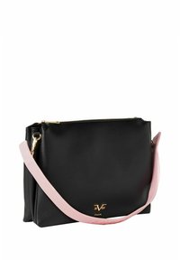 Schwarze Lederhandtasche mit einem pinken Träger, ausgestattet mit einem Reißverschluss und goldfarbenem Beschlag. Zeigt ein Logo mit "ITALIA" in der unteren Mitte.