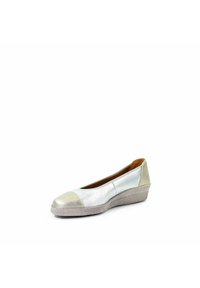 Bailarinas metálicas plateadas con punta redonda, tapa en tono beige claro que contrasta y suela de cuña texturizada. Textura de cuero suave.