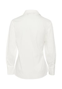 Camicia bianca a maniche lunghe con colletto a punta, caratterizzata da una texture liscia e una forma aderente, dettagliata con polsini a bottoni e orlo curvo.