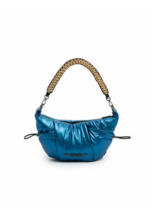 Glanzende blauwe, fluffy handtas met een geweven, multicolore schouderband, voorzien van een ritsluiting en een trekkoord aan de zijkanten voor een aanpasbare vorm.