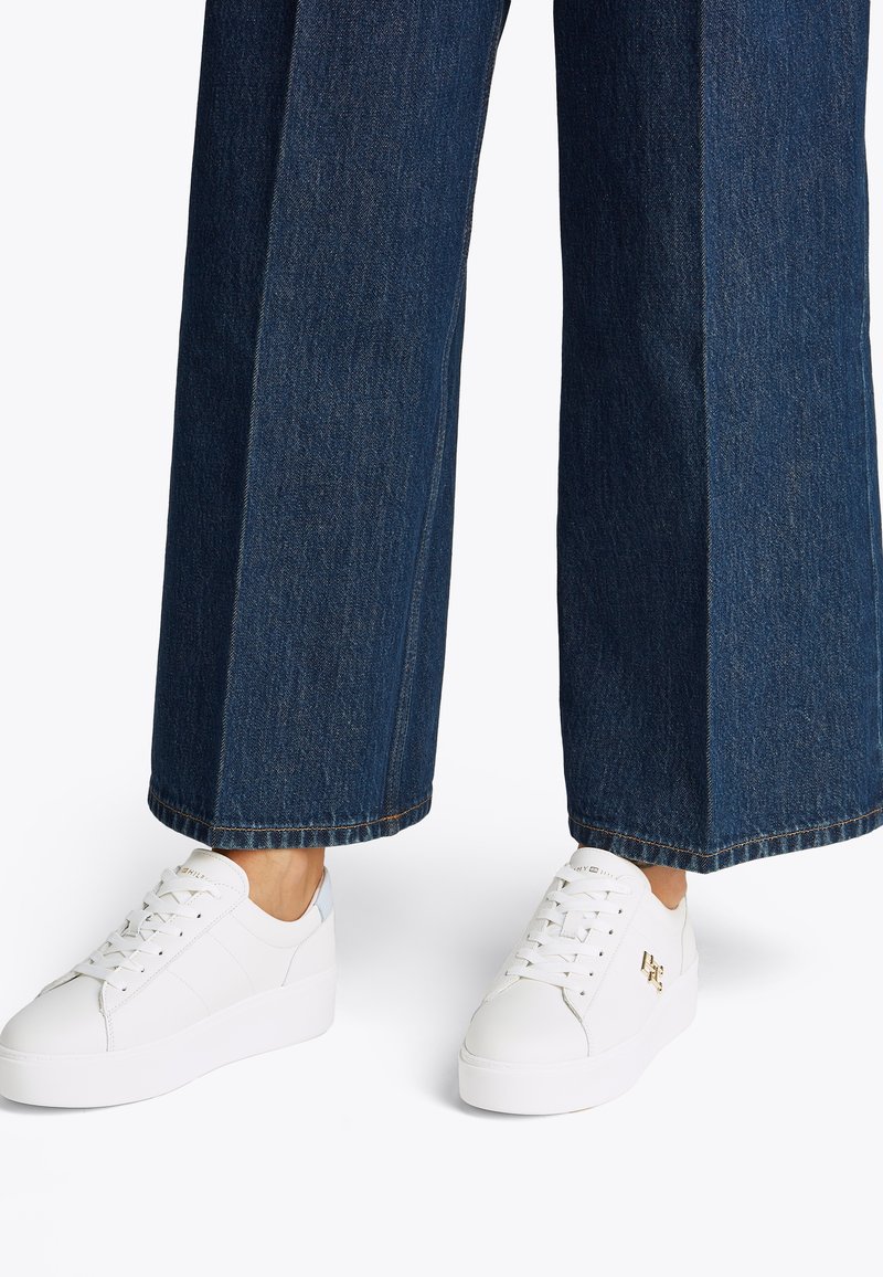 Tommy Hilfiger COURT - Tenisice - ecru/breezy blue