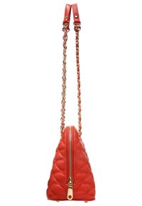 Červená prošívaná kožená kabelka trojúhelníkového tvaru, se zlatým řetízkovým popruhem a horním zipem. Má hladkou strukturu a lesklé kování.