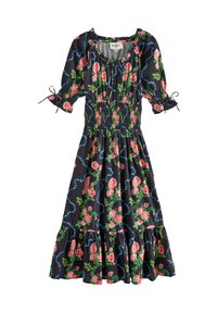 Rochie florală neagră cu mâneci scurtă tip bufantă, corp smockat și fustă evazată. Prezintă trandafiri roz și frunze verzi cu linii de accent albastre.