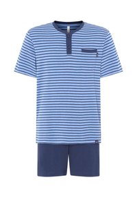 Blusa de manga corta a rayas en azul con detalles en navy y un bolsillo, combinada con pantalones cortos sólidos en navy. Tejido suave con un corte relajado.