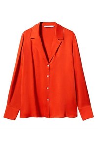 Camicia rossa in satin a maniche lunghe con colletto a punte, dotata di cinque bottoni frontali e una vestibilità rilassata. Texture liscia in tutto.