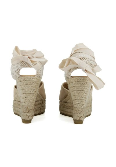 Sandali wedges beige con tomaia in tessuto intrecciato, design con tallone aperto e grandi rifiniture in nastro. Tacco rivestito in juta testurizzata. Finitura rustica.