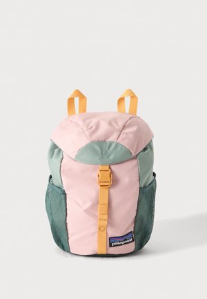 Lille rygsæk med pink og grøn stof, gul spænde og remme, sidelommer i net og Patagonia-logo på fronten.