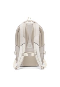 Béžový batoh s síťovaným zadním panelem a polstrovanými nastavitelnými popruhy. Obsahuje nastavitelnou boční sponu a logo v horní části.