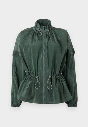 Zelená ľahká bunda s vysokým golierom, predným zipsom, elastickou šnúrkou v páse a rebrovanými manžetami. Vyznačuje sa textúrovaným nylonovým materiálom.