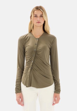 Maglia a maniche lunghe verde oliva con bottoni, dettagli arricciati e maniche gather, realizzata in un materiale morbido e elastico.