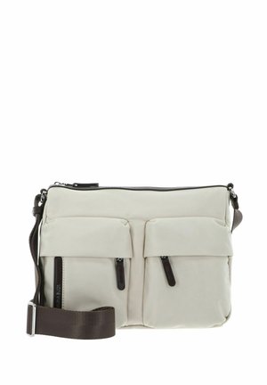 Sac bandoulière beige clair avec deux poches avant zippées, accents marron foncé et une sangle réglable. Texture lisse avec une finition en tissu doux.