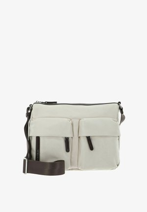 Sac bandoulière beige clair avec deux poches avant zippées, accents marron foncé et une sangle réglable. Texture lisse avec une finition en tissu doux.