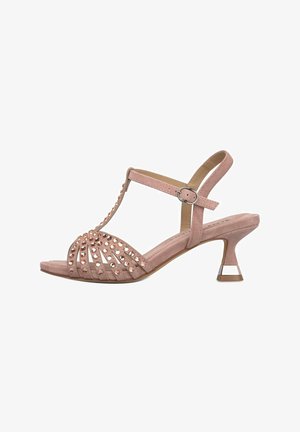 Sandale à bout ouvert en daim rose avec petit talon, bride de cheville avec boucle, et détail de bride cloutée à l'avant sur fond blanc.