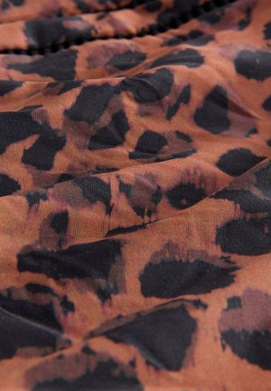 Leopardikuvioitu kangas, jossa yhdistyvät oranssin, ruskean ja mustan sävyt pehmeällä pinnalla ja kevyellä kiillolla, kuvioissa vaihtelevat eri kokoiset mallit.