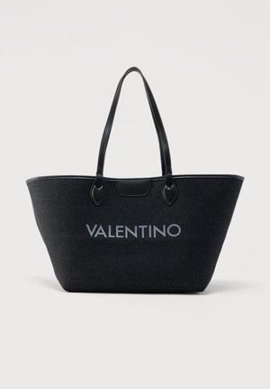 Sac cabas Valentino noir avec poignées en cuir et logo imprimé à l'avant, sur fond blanc.