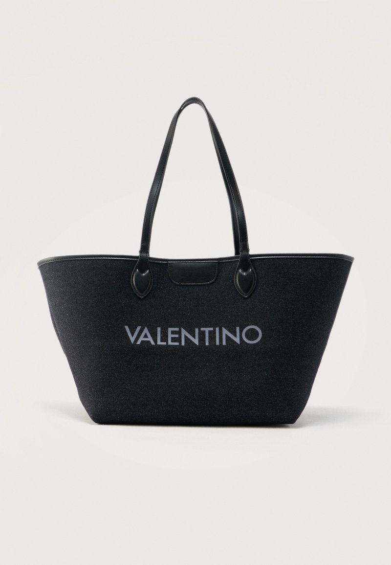 Bolso tote Valentino negro con asas de cuero y logo impreso en el frente, sobre un fondo blanco.