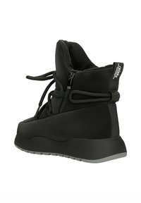 Zwarte hoge schoenen met een gladde, matte afwerking, voorzien van een ritssluiting aan de zijkant, dikke zool en afgeronde neus. Geaccentueerd met veters.