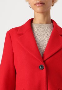 Vero Moda Petite VMFORTUNESARA  - Manteau classique - salsa