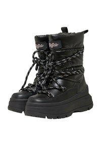 Botas de tobillo negras y acolchadas con una suela gruesa y cordones en contraste blanco y negro. Presenta un parche con el logo de Buffalo en la parte superior y un material texturizado.