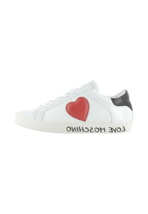 Sneaker bianca con cuore rosso sul lato, linguetta del tallone nera, lacci bianchi e testo "LOVE MOSCHINO" sul bordo della suola.