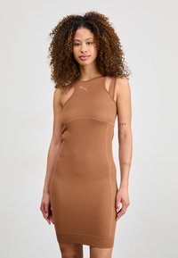 Puma - DARE TO MUTED MOTION DRESS - Etui-jurk - brown mushroom Miniatuurafbeelding 1