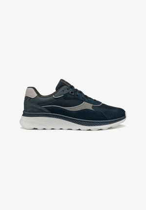 Zapatillas de deporte azul marino con parte superior de malla y ante, detalles en gris, puntera redonda y suela de goma blanca con detalles texturizados y cuello acolchado.