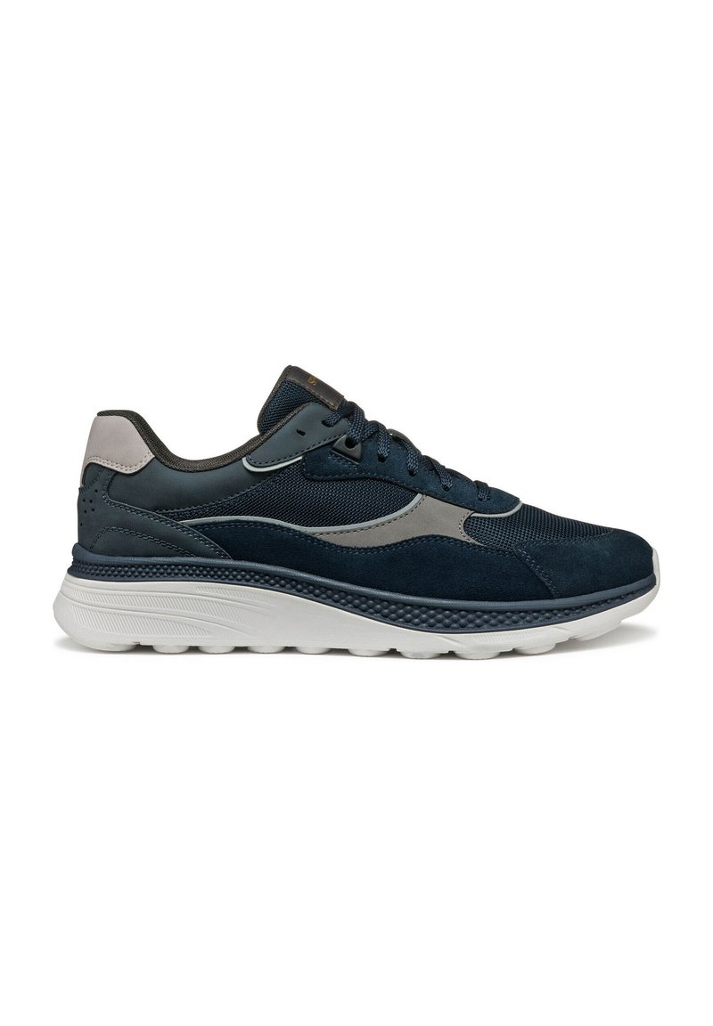 Sneaker blu navy con tomaia in mesh e suede, dettagli grigi, punta rotonda e suola in gomma bianca con dettagli testurizzati e colletto imbottito.