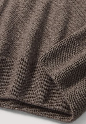 Maglione lavorato a maglia di colore marrone scuro con un motivo a coste testurizzato. Presenta un orlo ripiegato e un tessuto liscio, che mette in risalto un materiale morbido e caldo.