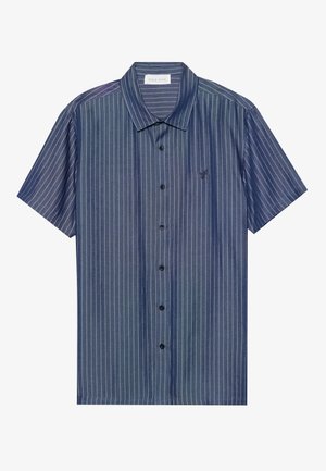 Kratka majica s kratkimi rokavi, z gumbi, temno modre barve z navpičnimi črtami. Mehka tkanina, s koničastim ovratnikom in vezenim logotipom na prsih.