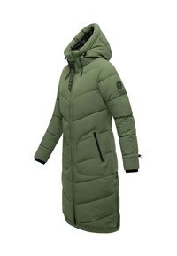 Long manteau d'hiver matelassé olive avec capuche, fermeture éclair à l'avant, poches latérales zippées et patch logo sur la manche gauche.