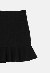 Schwarzer, ausgestellter Rock aus strukturiertem Stoff. Verfügt über eine figurbetonte Taille und einen gerafften Saum am unteren Ende. Einfaches Design, keine zusätzlichen Akzente.