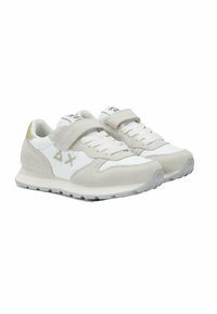 Sneaker bianche e grigio chiaro in materiale scamosciato e rete, con una chiusura a strappo, lacci e dettagli dorati sul tallone.
