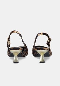 Zapatos de tacón tipo slingback con estampado de leopardo, con puntera acolchada, hebilla en tono dorado y tacón bloque; fabricados en un tejido suave con una textura lisa.