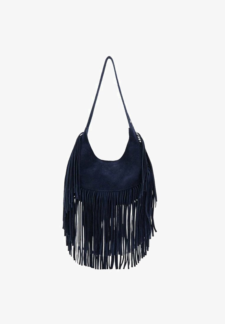 Marineblauwe suède handtas met een afgeronde bovenkant en lange, verticale franjes aan de onderkant. Verstelbare schouderriem.