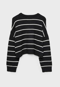 Maglione cropped nero con righe orizzontali bianche, maniche lunghe e polsini e orlo a coste.