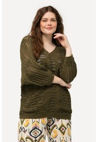 Olivgrüner Strickpullover mit V-Ausschnitt, der ein strukturiertes, offenes Strickmuster aufweist. Lange, lockere Ärmel und gerippte Bündchen geben dem Design Struktur.