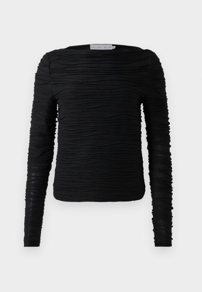 Must mustärge pikad varrukad särk, millel on tekstureeritud, volditud disain. Omab ümarat kaelaauku ja vormi järgivat siluetti, millel on elastsed detailid.