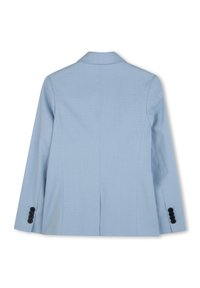 Blazer blu chiaro con un design strutturato, revers a lancia e tre bottoni neri su ciascun polsino. Texture liscia e forma aderente.