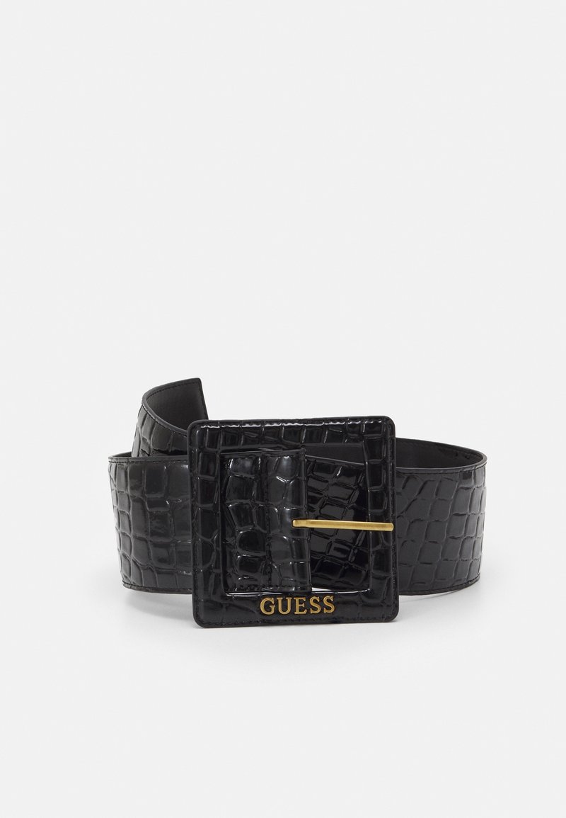 Ceinture noire à texture crocodile avec une grande boucle carrée, une boucle dorée et le logo GUESS doré sur l'avant de la boucle.