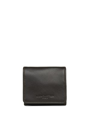 Portefeuille en cuir marron foncé, avec un design simple plié, des accents de couture visibles et un logo en relief à l'avant.