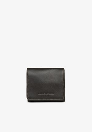 Portafoglio in pelle di color marrone scuro, con un design semplice a pieghe, cuciture visibili e un marchio impresso sul davanti.
