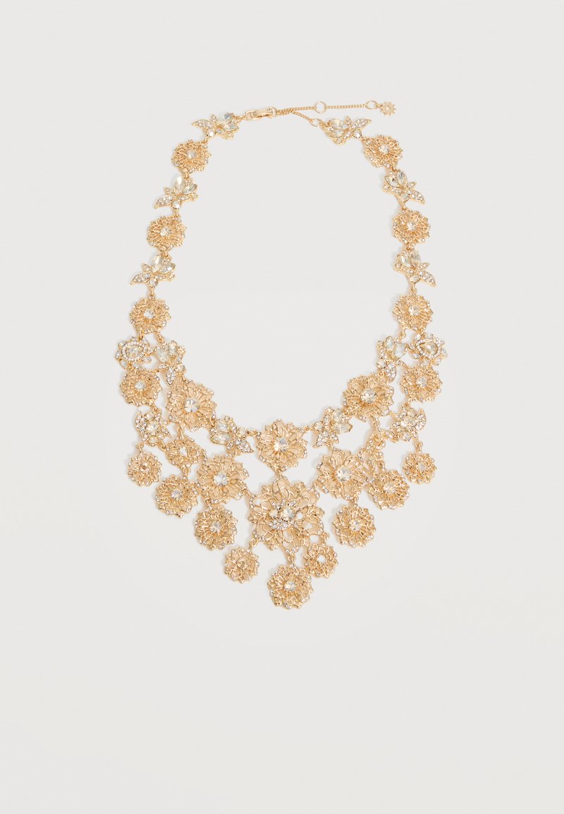 Ogrlica z zlatim tonom z rožnatimi motivi, izpopolnjena z natančnim filigranom in kristalnimi poudarki, ki vključuje več povezanih cvetličnih vzorcev ter nastavljivo zapiralo na verižici.