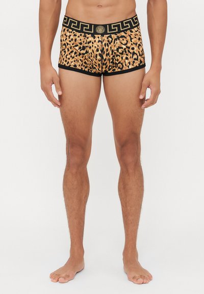 Boxer shorts con stampa leopardata e vita decorata con motivo greco a chiave nera. Realizzati in materiale morbido, presentano un design aderente e una lunghezza fino a metà coscia.