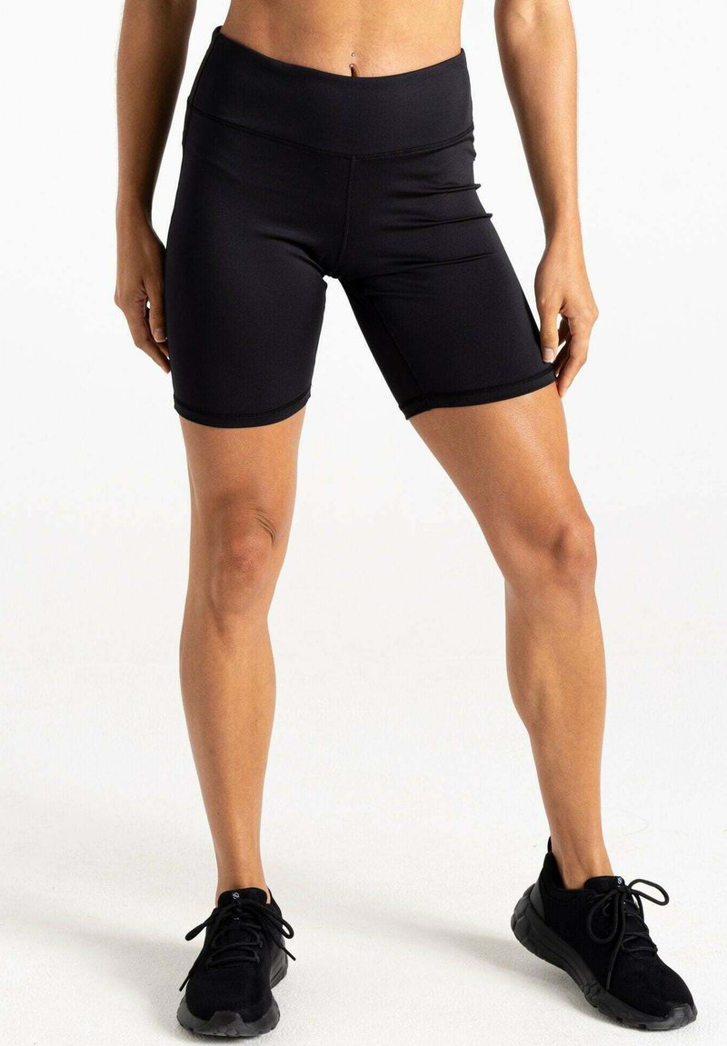 Schwarze Sportshorts mit hohem Bund, glatter Textur und slim Fit, kombiniert mit schwarzen Schnürsneakern.