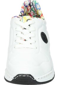 Sneaker bianco con tomaia in pelle testurizzata, punta rotonda e suola in gomma nera a contrasto. I lacci sono bianchi e l'interno presenta un motivo colorato.