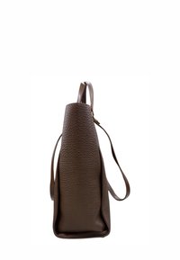 Borsa in pelle marrone con texture a ciottoli, forma triangolare e una sola tracolla. Caratterizzata da un fondo liscio per una maggiore stabilità.