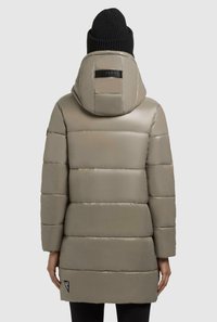 Giacca puffer di un taupe chiaro con sezioni trapuntate orizzontali. Presenta un cappuccio grande, una texture intrecciata e un patch con logo sul lato sinistro in basso.